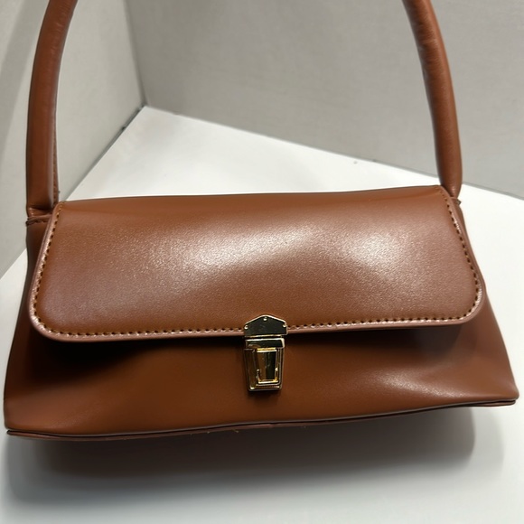 Classic and chic, this light brown baguette bag - Picture 4 of 12